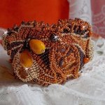 Lady in Orange Armband Haute-Couture Manschette bestickt mit Swarovski-Kristallen und Miyuki Rocailles.